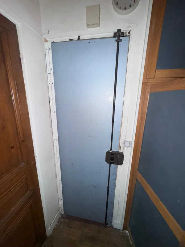 Porte intérieure bleue équipée d'une serrure multipoints verticale