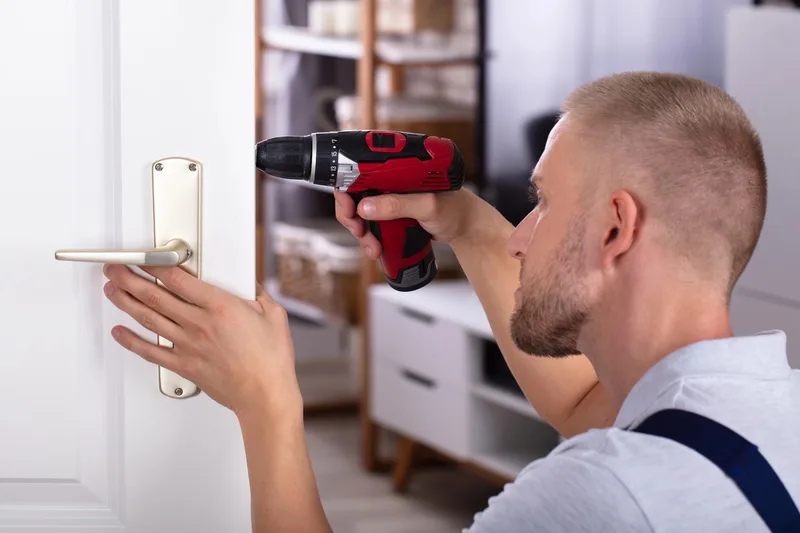 Serrurier professionnel en intervention — Serrurier Paris 18, Paris 18e